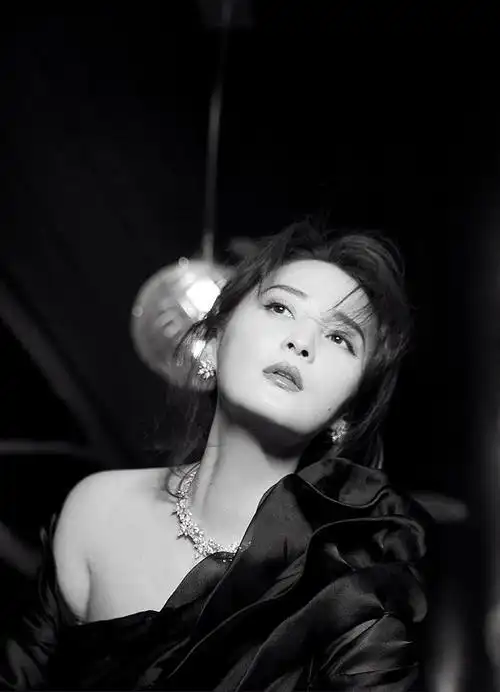 蒋勤勤亮相2021凤凰网时尚之选着黑色礼服妩媚动人