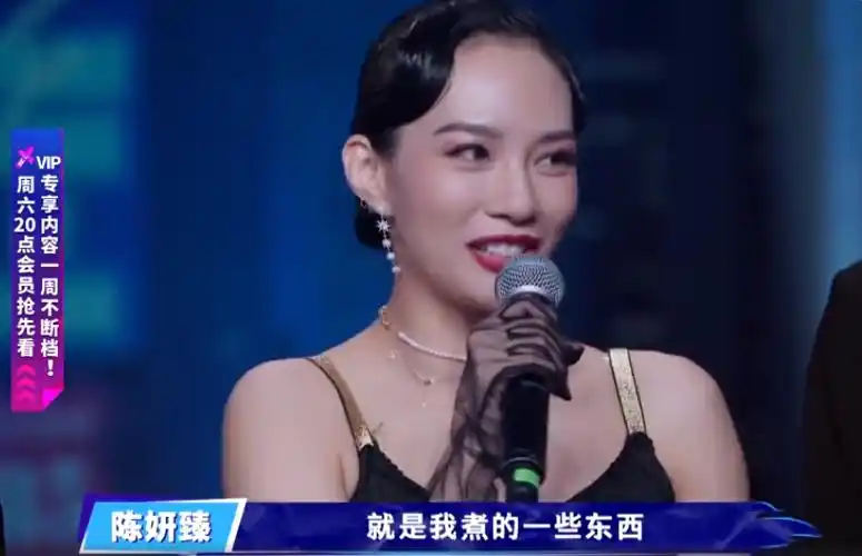 《街舞》布布台上秀恩爱,四位单身队长反应强烈,王一博耳朵通红