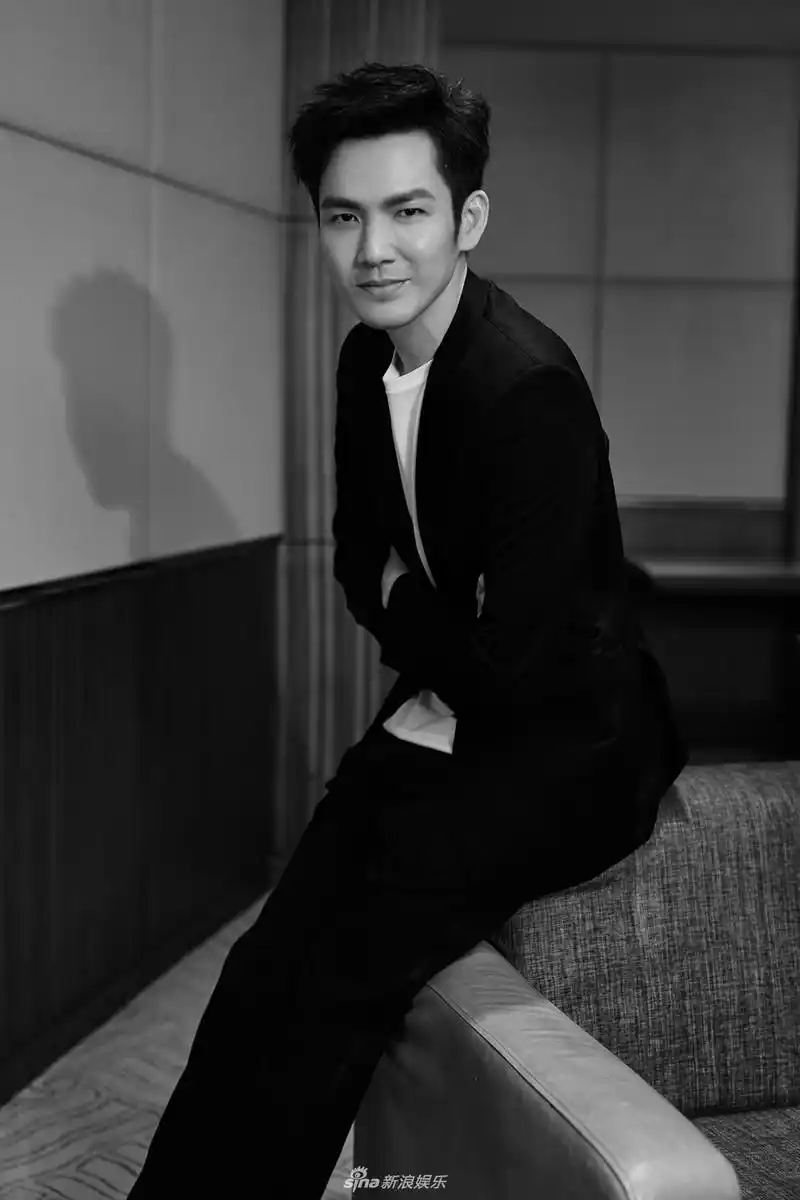 组图霸道总裁即视感钟汉良黑色西装帅气