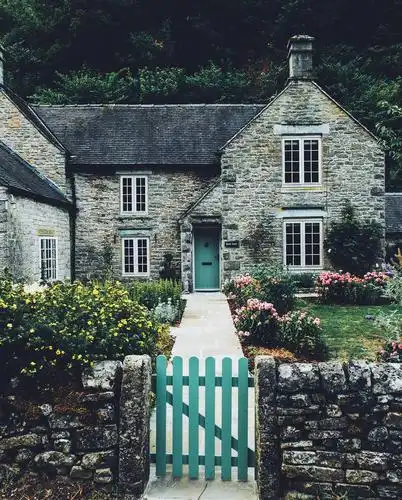 欧洲很多小镇就是这样,房子带着小院,种上花草,养着猫狗