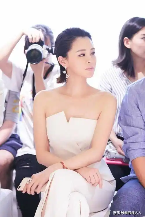 佟大为老婆关悦越来越美,白色抹胸衣配开叉喇叭裤,气质无乱了_版型