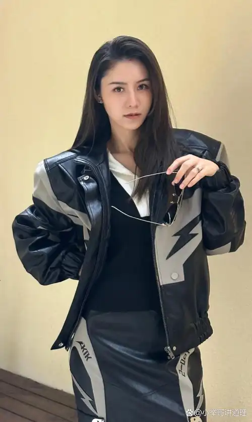 一身皮质衣服显得很酷,还有大墨镜做装饰,更有明星范了,不过张馨月