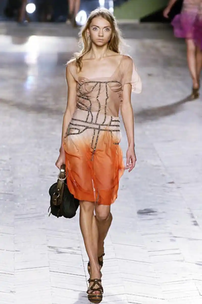 dior层叠透明薄纱包裹出女性的轻盈曼妙,却掩不住曲线的遐想