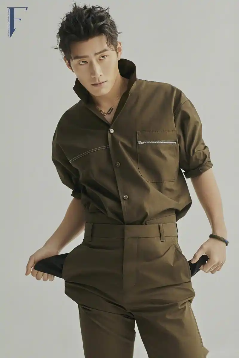 窦骁最新时尚大片出炉,多种风格轻松驾驭,简约搭配凸显百变魅力,优雅