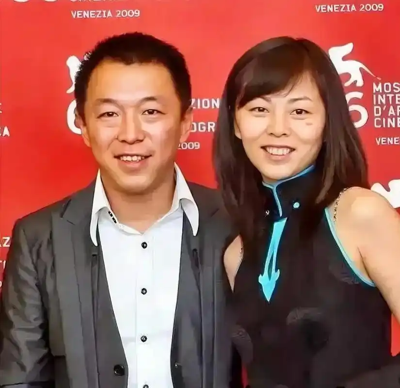 给我100亿,我都不换老婆,然而令人意外的是,黄渤的老婆相貌平平,甚至