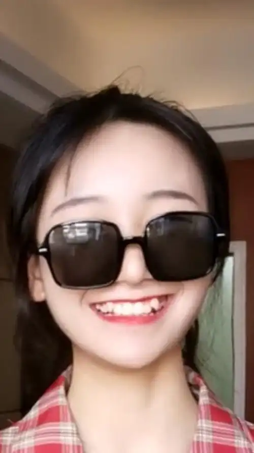 有虎牙的女孩子,笑起来总是那么的好看