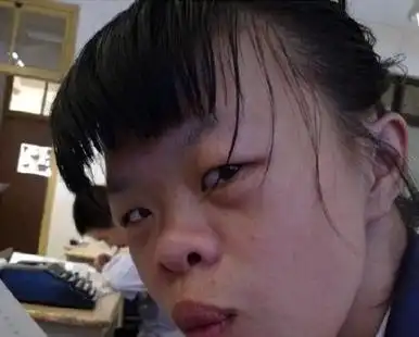 有没有特别丑的女生照片,大概十四岁左右吧,大家帮帮忙,谢谢啊!