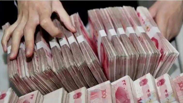 男子去银行10万现金急用银行不让取!_腾讯新闻