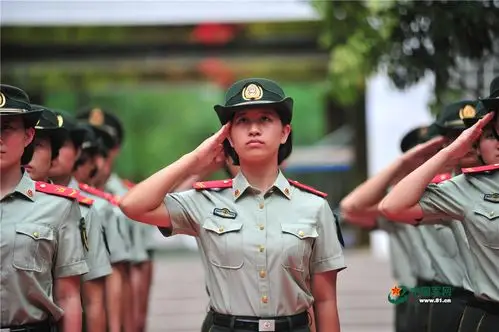 和特战女兵在成都的军营走一走