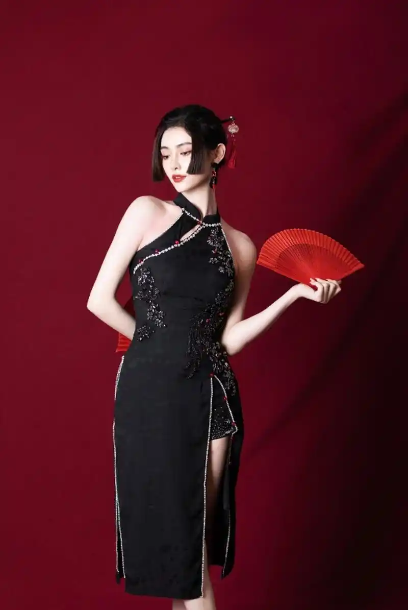 窈窕淑女,性感辣舞的#许佳琪#  身穿黑色旗袍,秀舞台美照,肤如凝脂,面