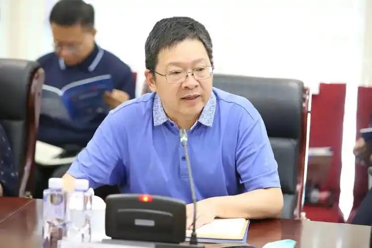 深圳市工业和信息化局副局长徐志斌讲话深圳市人民政府副秘书长李卓文