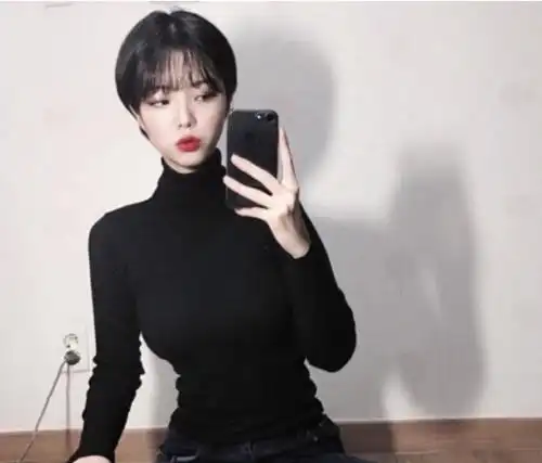 这种超短的短发确实还蛮帅气的,与自然黑发色配在一起很有复古韩,选择