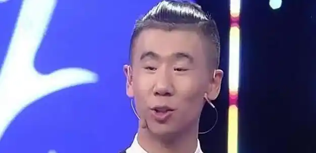 但是"小眼哥"能迅速走红不仅仅是因为他的眼睛小到看不见眼珠,还有一