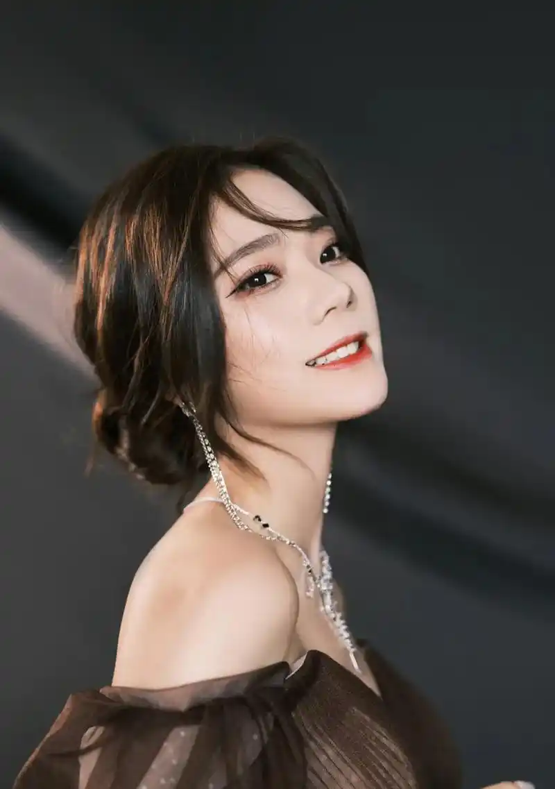 侧身拍照是一种能够突出女性曲线美的姿势,特别是在照片拍摄时,能够更