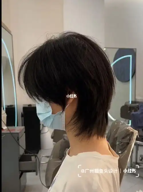 狼尾鲻鱼头发型是上半部分头发短下半部分头发长的发发尾稍长,剪的