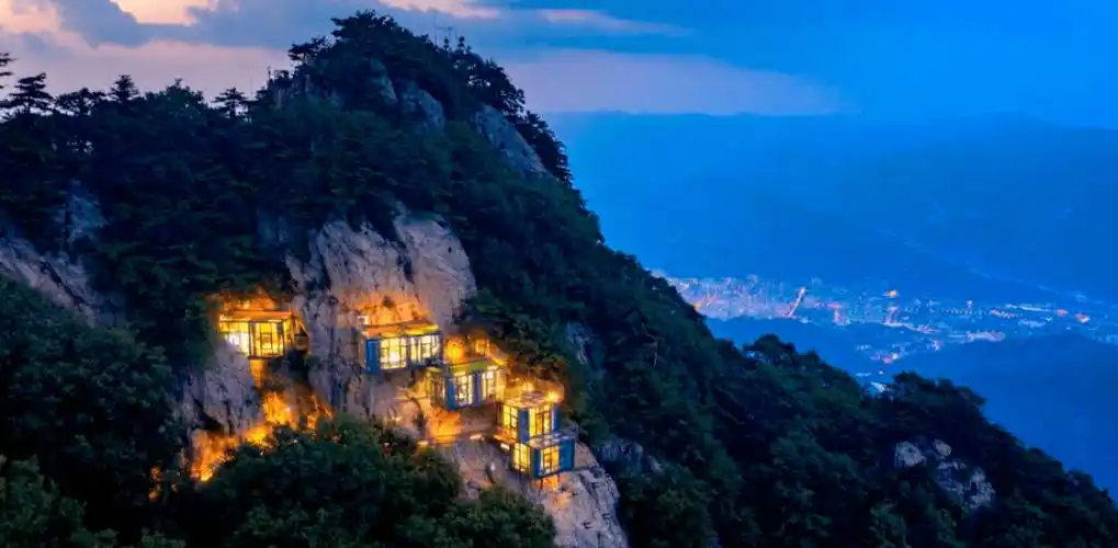 发现宝藏酒店建在老君山悬崖峭壁上的绝美民宿