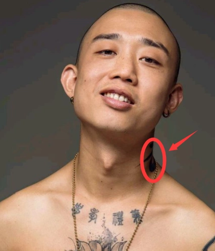 2,脖子上的纹身印记,在这张视频截图里可以看到,虽然铁齿铜牙纪先生