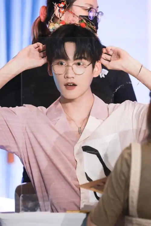 周柯宇狗狗发箍##周柯宇粉丝签售会穿宇航服