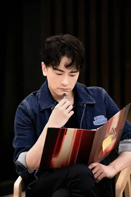 郑元畅所带领的综艺班在第二期节目的一开始便迎来了首次公演,原本就