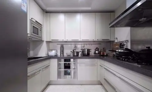 采用暖灰色哑光瓷砖餐厅餐厅地面沿用富有水墨肌理感的银灰色大理石