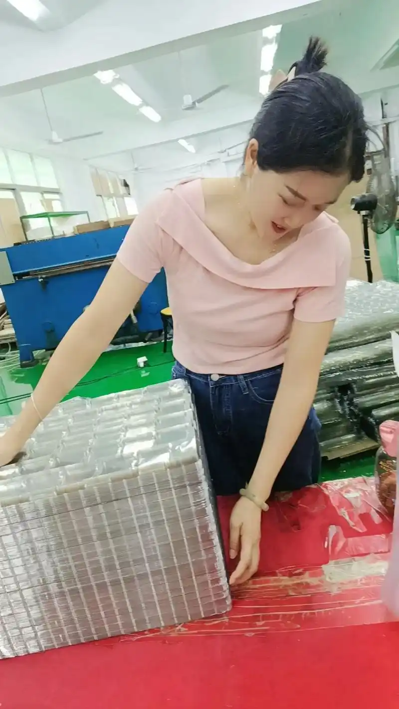 周末愉快……女人赚钱的样子最美#工厂实拍视频 #生产车间忙碌 - 抖音