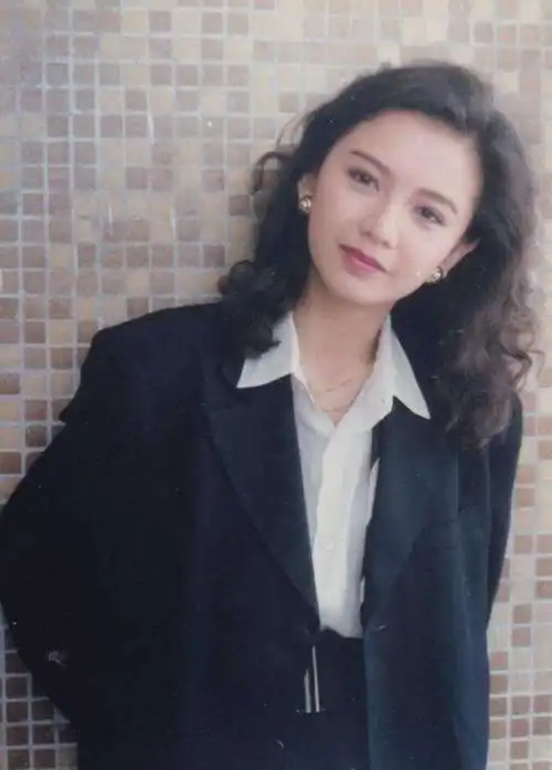 p>20世纪90年代,九个年轻的女孩子先后信心满满地步入香港演艺圈