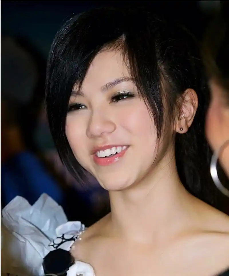 出道初期的邓紫棋[微笑]