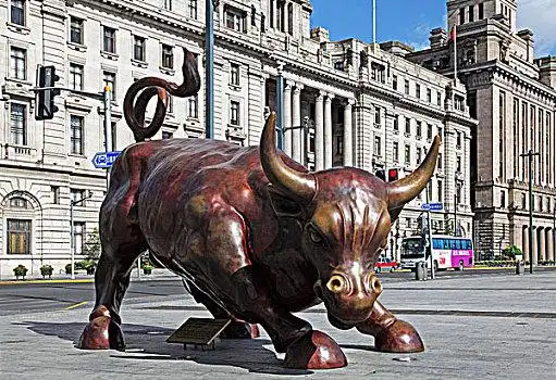上海外滩金融广场上的金融牛雕塑