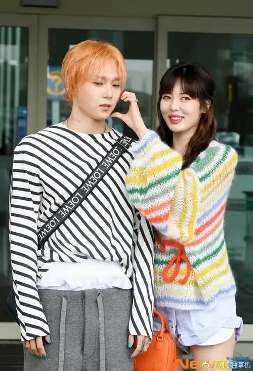 金泫雅金晓钟机场牵手照##金泫雅金晓钟机场牵手