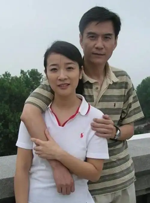 50岁陈小艺近照,隐瞒多年老公却是熟知的他,网友:难怪不公开