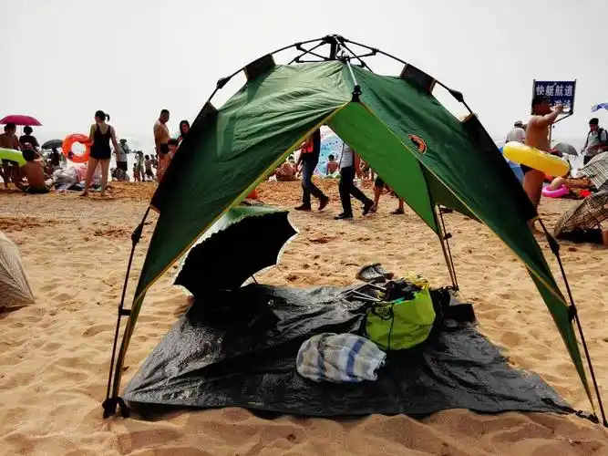 扎帐篷金沙滩,下海游泳去.