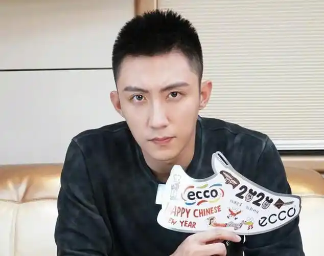 男生"两边铲光"发型这样剪才帅气,夏日留好这几款,潮流又个性|寸头