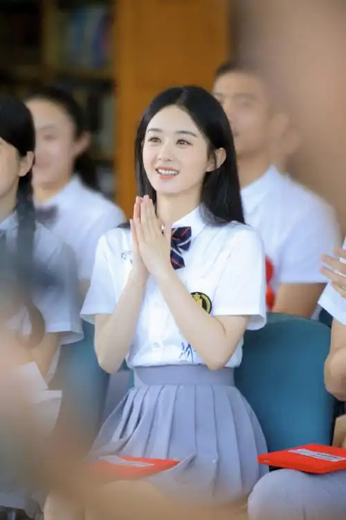 赵丽颖校服写真曝光33岁扮学生妹不违和