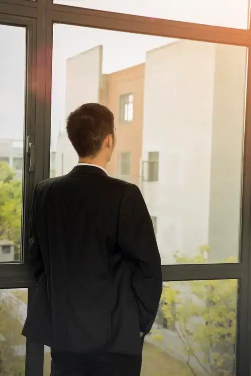 成功商务男士背影图片