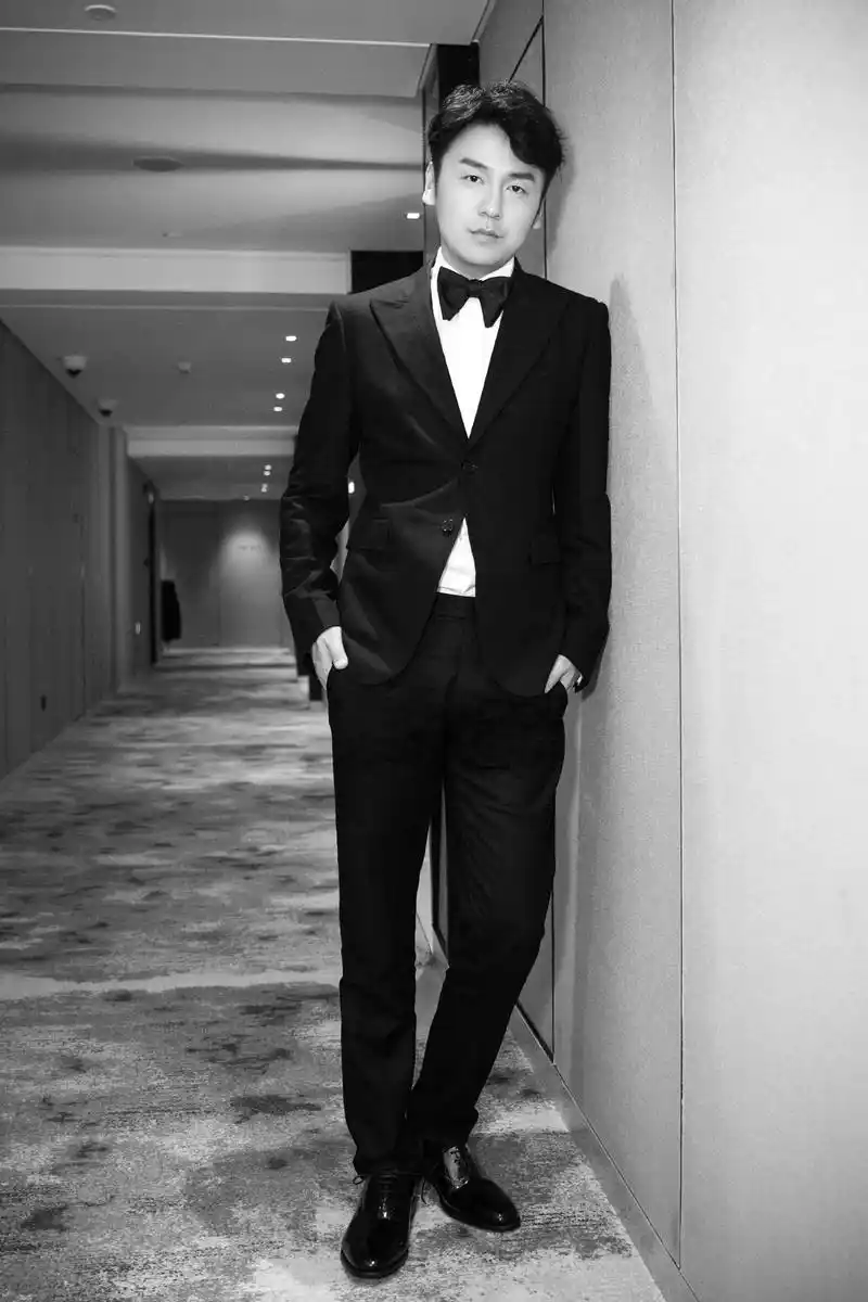 雷佳音亮相上影节红毯 黑色西装尽显雅痞男神范