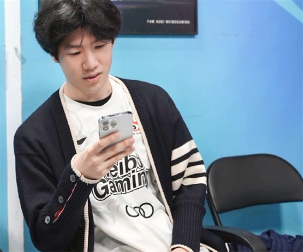 theshy粉丝给angel送祝福?选手表情直接变了,打野吐槽双c太能送