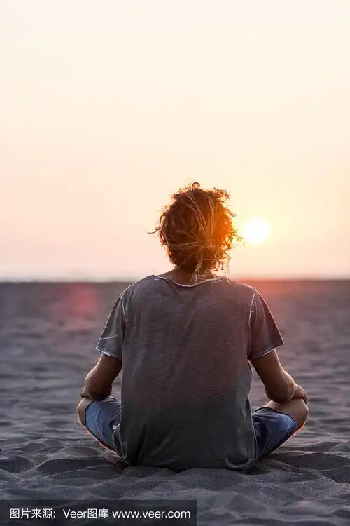 坐在海滩上的男人