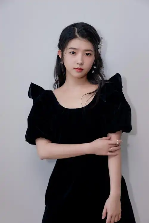 本名何蓝,1999年10月16日生于广东省惠州市,中国内地女演员