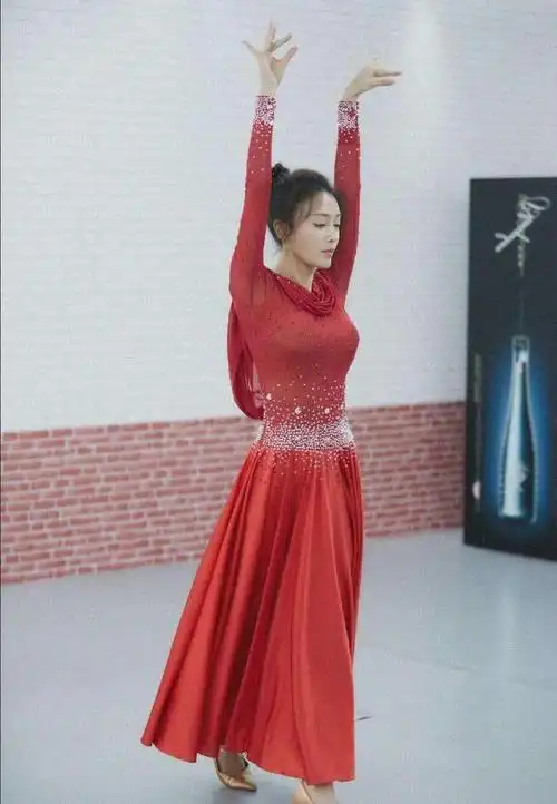 秦岚舞林大会排练照表情痛苦惹人怜却被老师的裤子抢镜