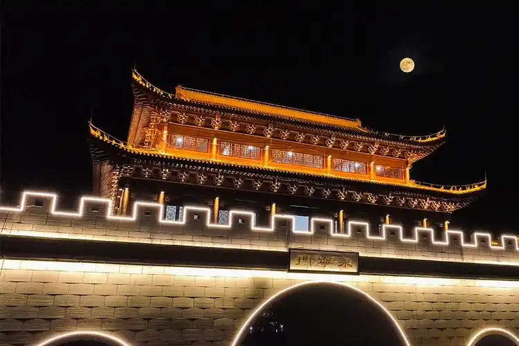 9月29日晚,福建三明建宁县永宁门一轮明月悬挂上空.熊海栋摄