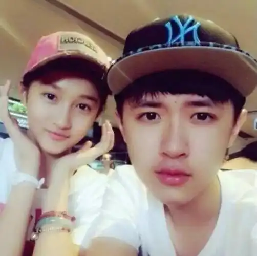 当时有媒体爆料说张逸杰明明有了女朋友,却还在朋友圈内涵,微博吃瓜那