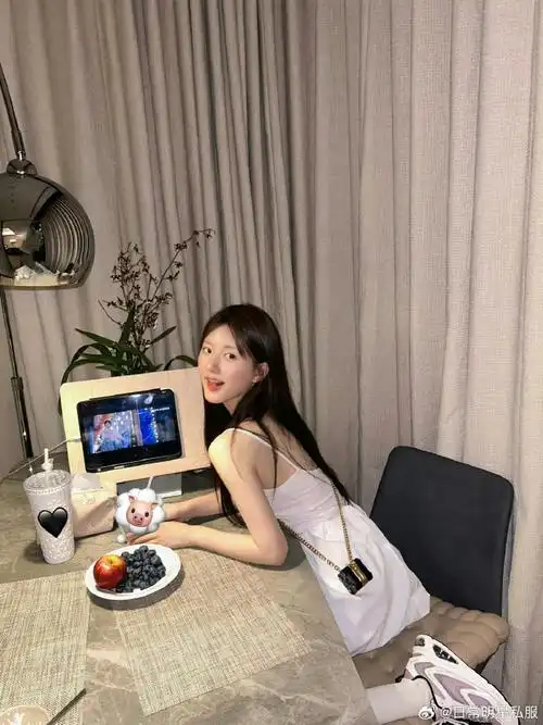 赵露思片场示范大姐大#真的好爱赵露思家的大落地窗和全身镜了95