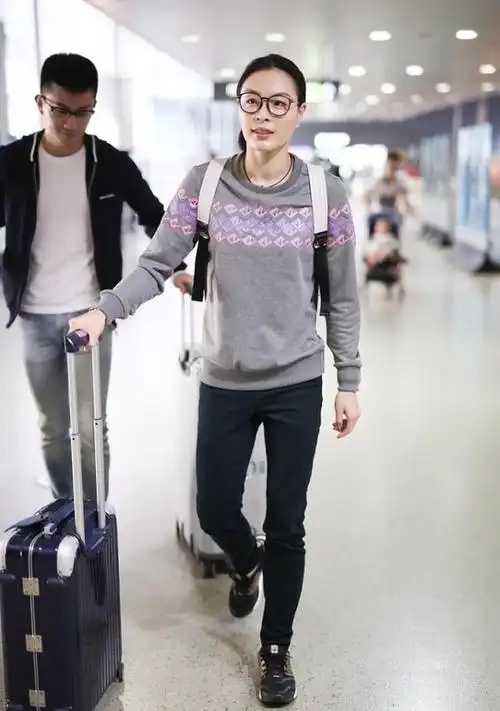 奥运冠军吴敏霞私底下挺随性的,和丈夫穿情侣装,真会秀恩爱_牛仔裤