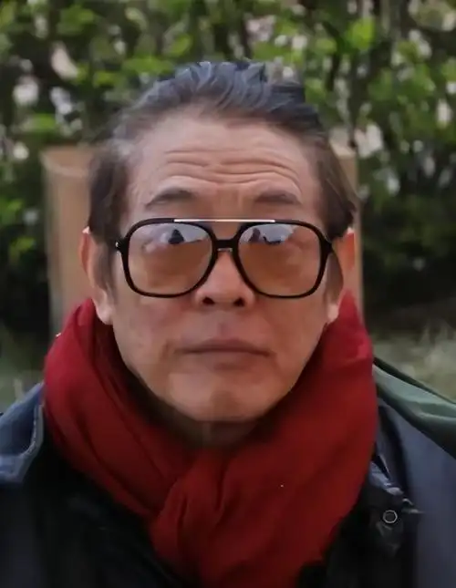 李连杰最新照片来袭!小辫子扎得帅气,老了些但魅力依旧