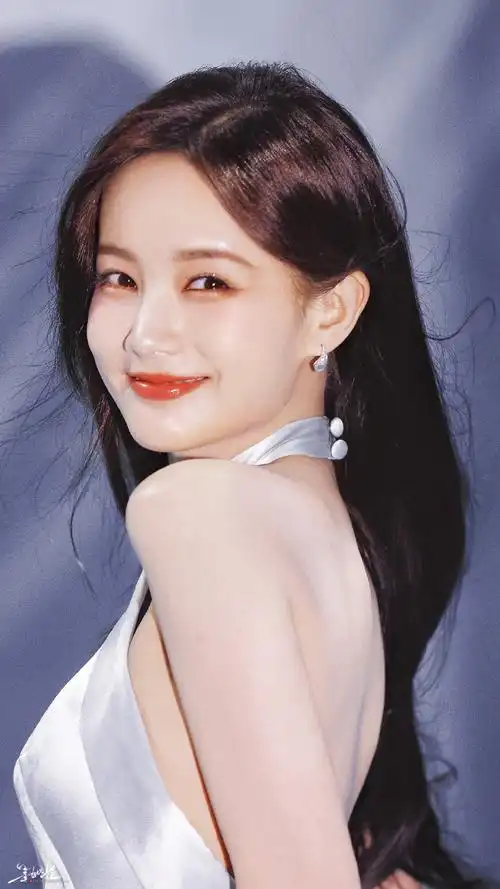 李一桐丝绸蓝裙