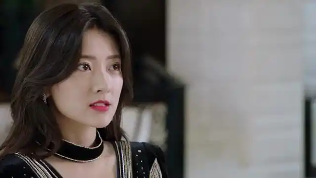 你是我的命中注定:三年后陈嘉欣一身黑裙惊艳出场,跟王析翊插肩而过