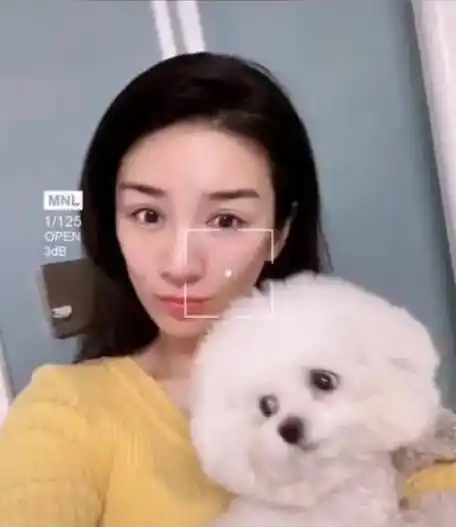 41岁黄奕在家玩自拍,素颜出镜美如少女,颜值重回18岁_眼睛_设计_状态