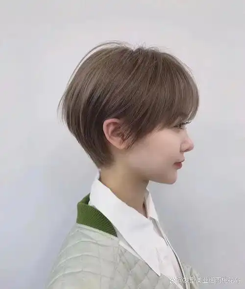 职场最爱的短发设计之一,看起来干练有气场,也容易打理,轻熟风的挂耳
