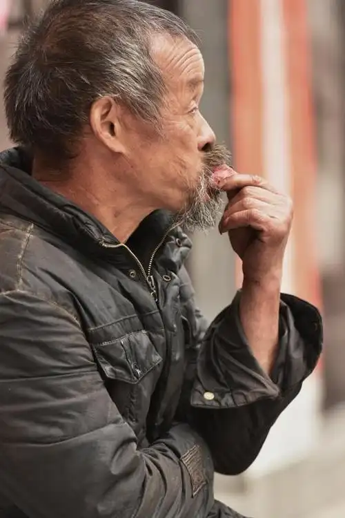 其它 沧桑掩盖不住昔日的光辉 写美篇  她那饱经风霜的脸上,两只小小