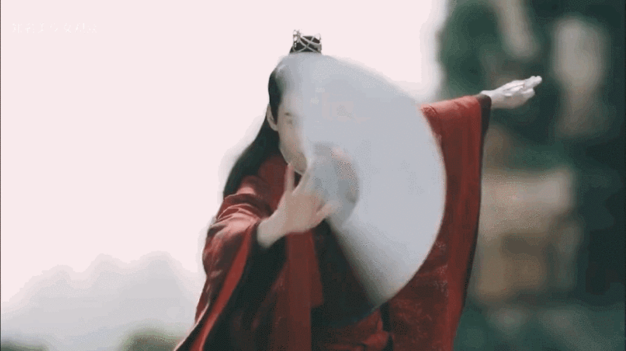 提到「扇子打戏」当然不能错过《山河令》龚俊,古装剧真的好喜欢把